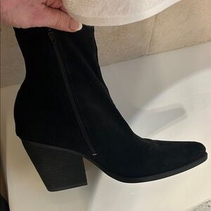 Naturalizer Elegant Black Ankle zip suede 🥾 like new!!